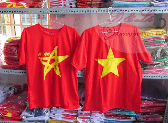 Áo thun cờ đỏ sao vàng: Áo thun cờ đỏ sao vàng là một trong những mặt hàng được ưa chuộng nhất trong năm qua. Lấy cảm hứng từ biểu tượng quốc gia, các thiết kế áo thun này không chỉ thể hiện sự yêu quý đối với tổ quốc mà còn mang lại phong cách thời trang rất riêng. Xem hình ảnh liên quan và chọn cho mình những thiết kế áo thun phù hợp nhất để thể hiện tình yêu đối với Việt Nam.